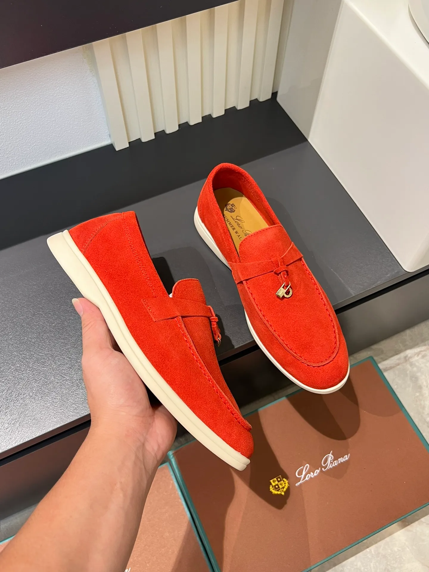 Men's shoes 💰p360 "Loro men's shoes 💰pian'*" Classic L men's shoes for couples 💰p Top version British flat loafers, a must-have item in old money style, the minimalist design is eye-catching and durable, a plus point for dressing The soft foot feel and texture are outstanding. They don’t scratch your feet and are very nice. They are matched with soft and waxy soles. They can be worn daily for a long time without getting tired. They are easy to wear, versatile and classic items, with perfect foot feel and texture! Imported cashmere fabric, the lining is made of imported A-grade water-dyed cow lining, the top version of the genuine leather midsole is sewn with pure handmade mark thread! Size: Female 35-40 (34. Customized) Male 38-44 (45.46. Customized)